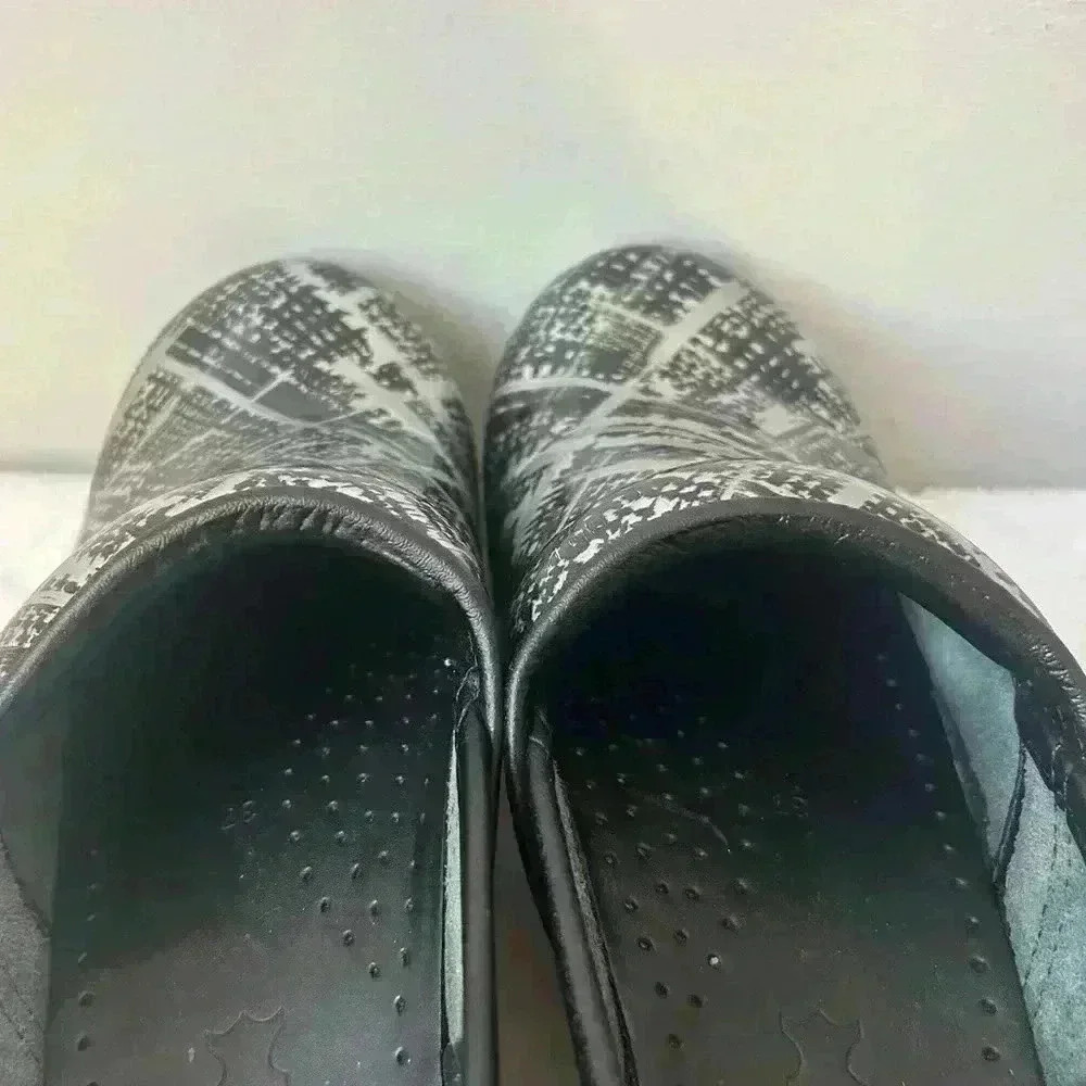 Dansko metallic glossy clogs size 37 Black/silver Nurse Teacher Like New Comfort - Picture 6 of 10